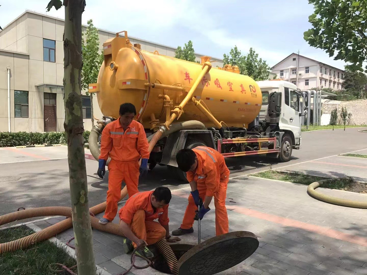 牙叉镇管道疏通车停在窨井附近